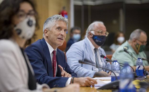 El ministro del Interior, Fernando Grande-Marlaska, y el director general de Tráfico, Pere Navarro, durante la presentación de los datos de siniestraliadad del verano.