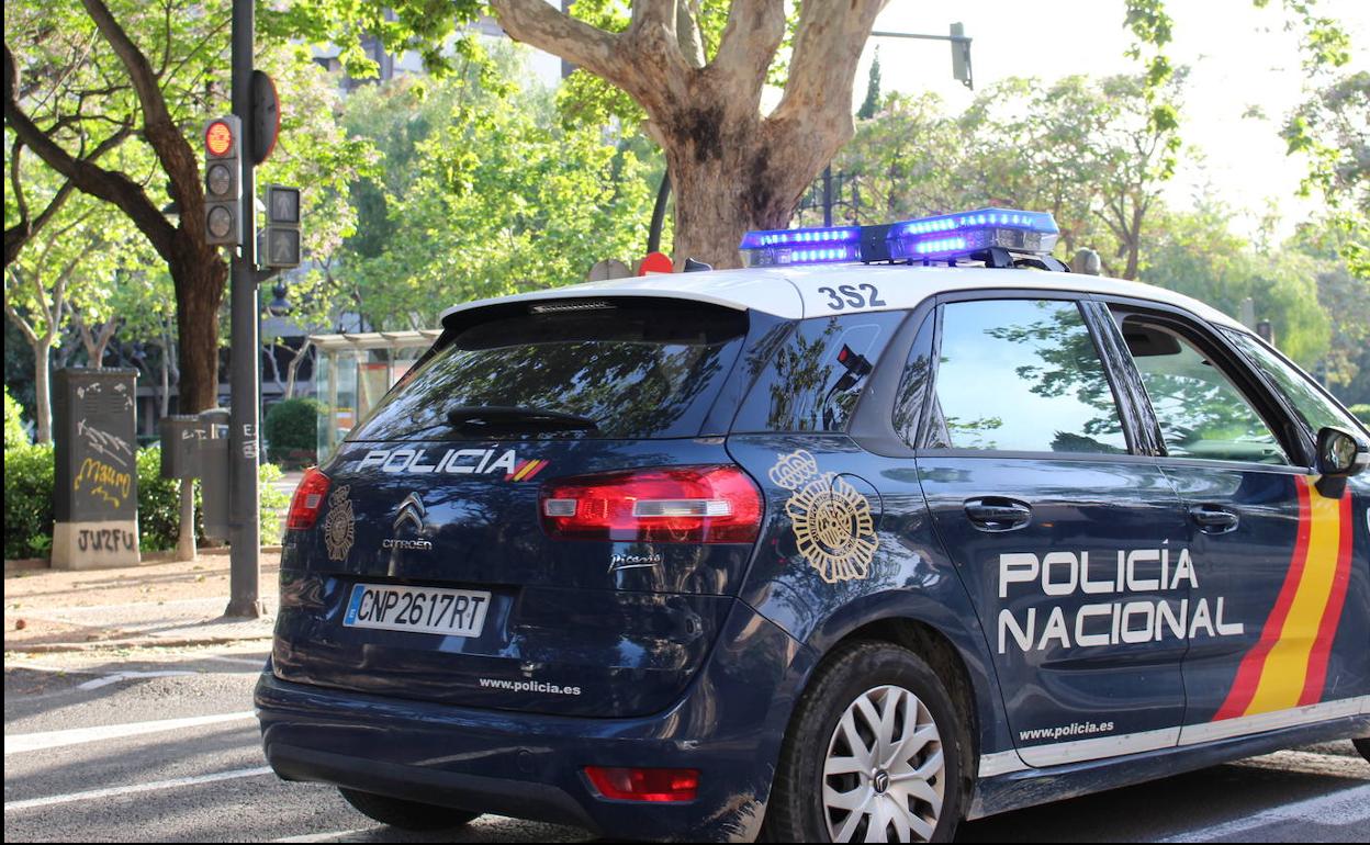 Sorprenden en Xirivella a un niño de 6 años subido a la barandilla de un balcón y que decía llevar varios días solo en casa