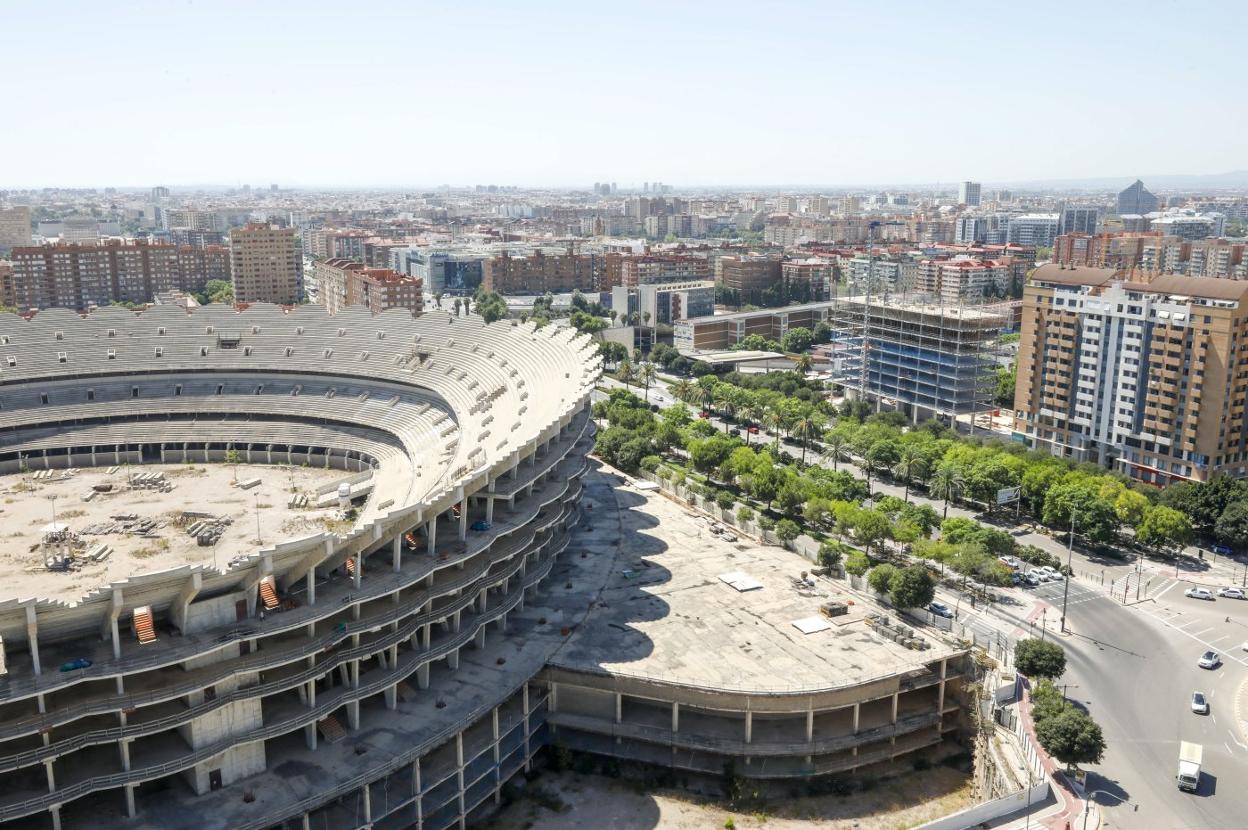 El edificio de hormigón lleva once años años parado para desesperación de los propios vecinos del barrio, que aún esperan el polideportivo