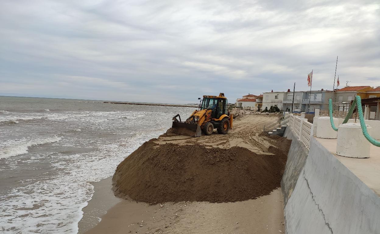 Trabajos de regeneración en una playa de Dénia. 