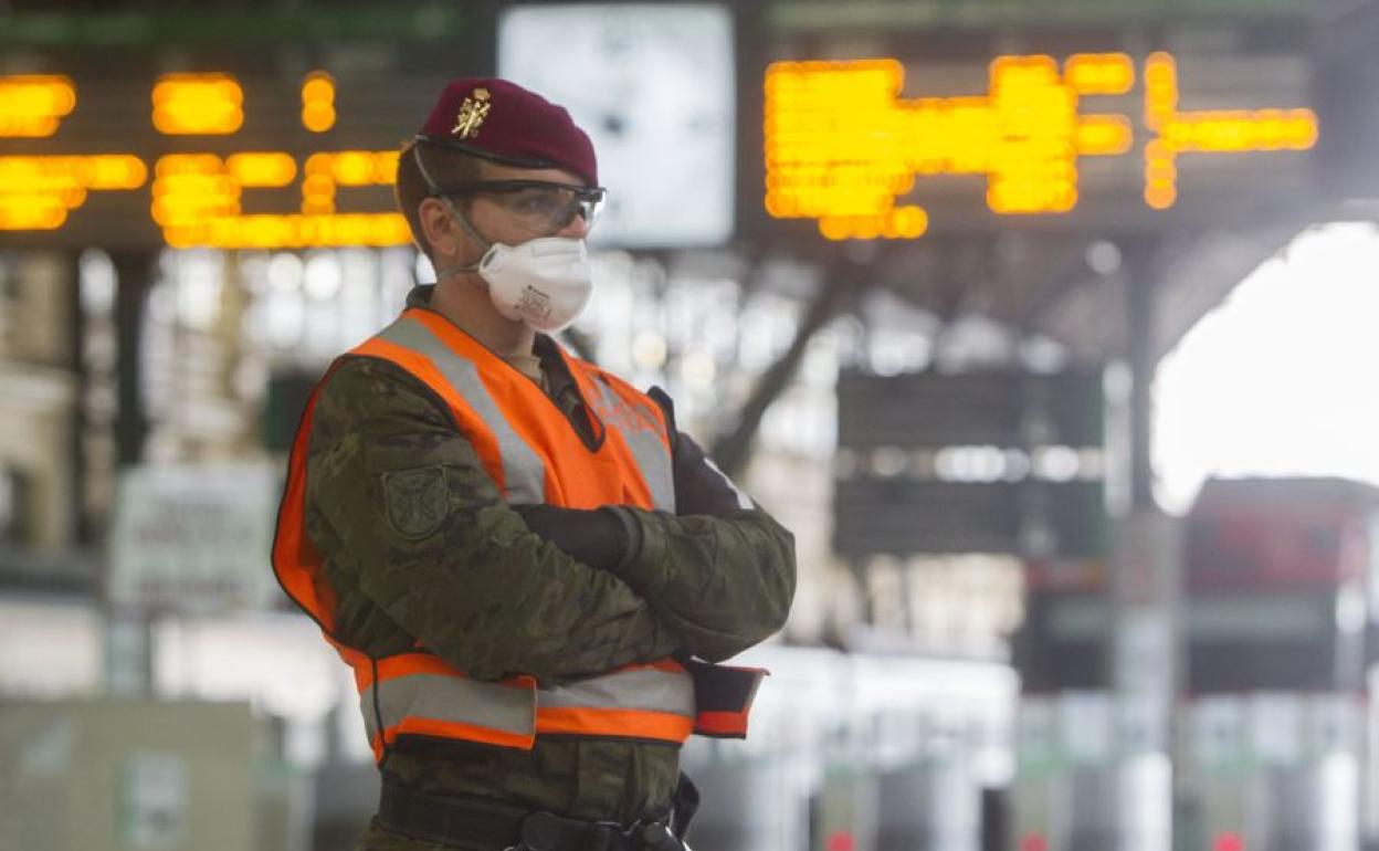 Militar en la Estación del Norte de Valencia durante la pandemia.