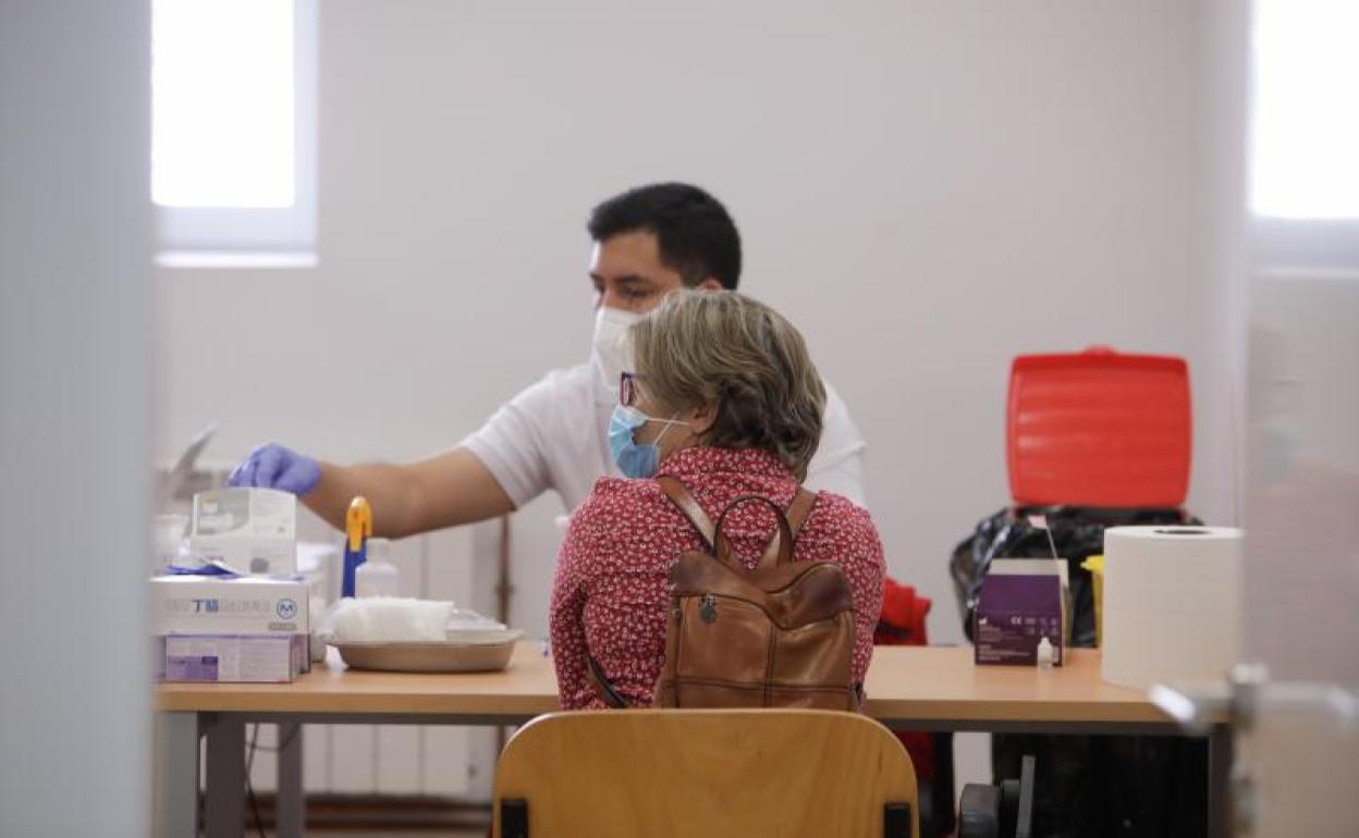 Un sanitario de Cruz Roja realiza a una mujer un test rápido.