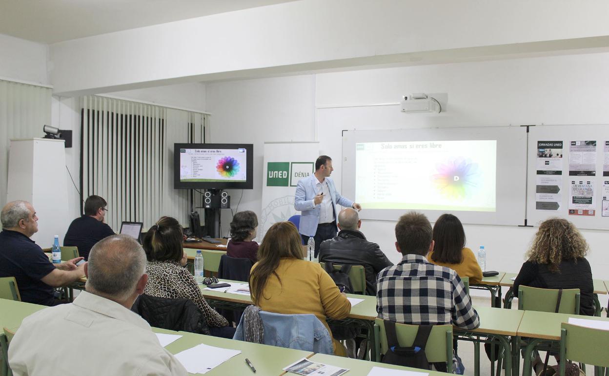 Una actividad desarrollada en la UNED de Dénia. 