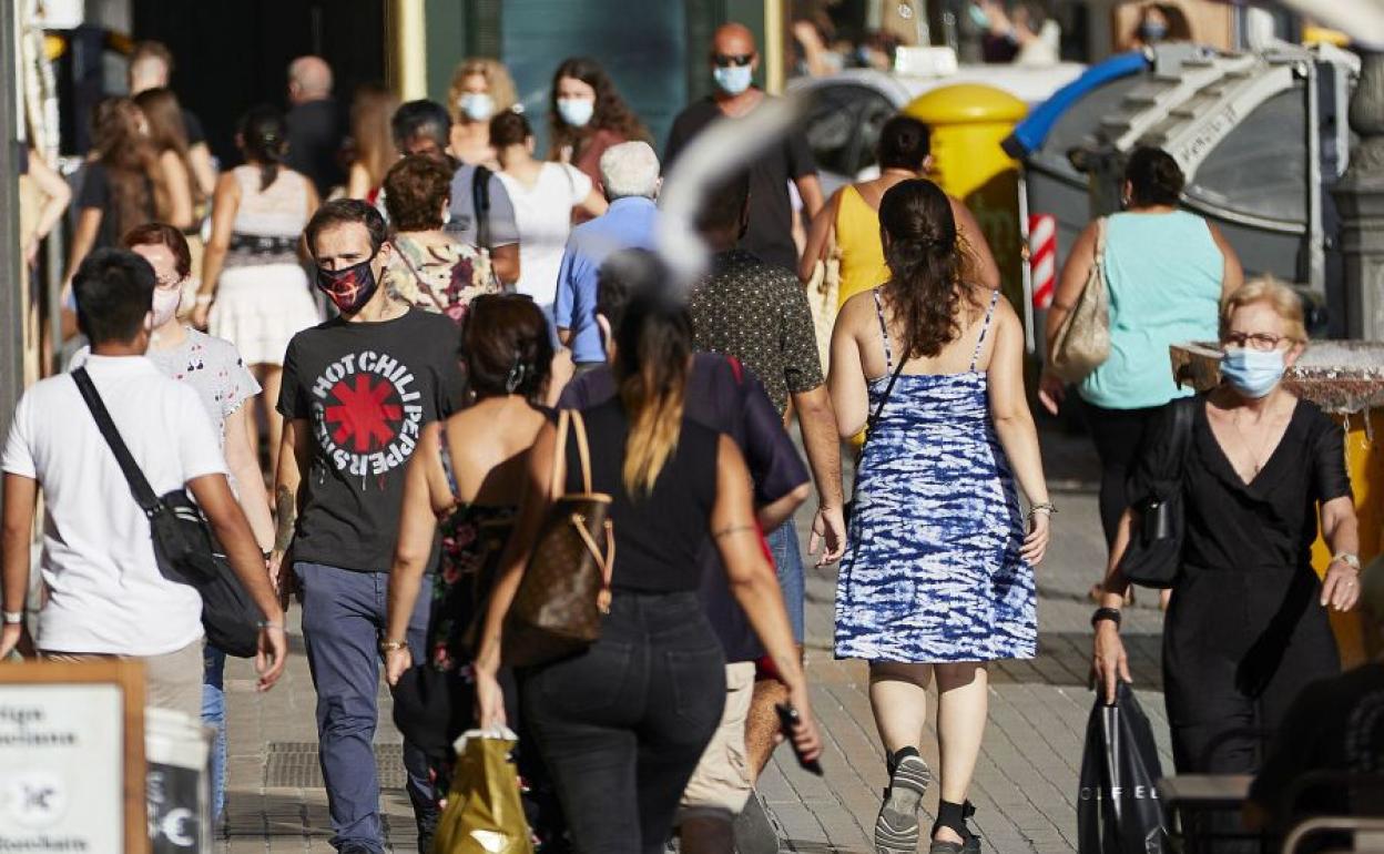 Gente andando por las calles de Valencia.