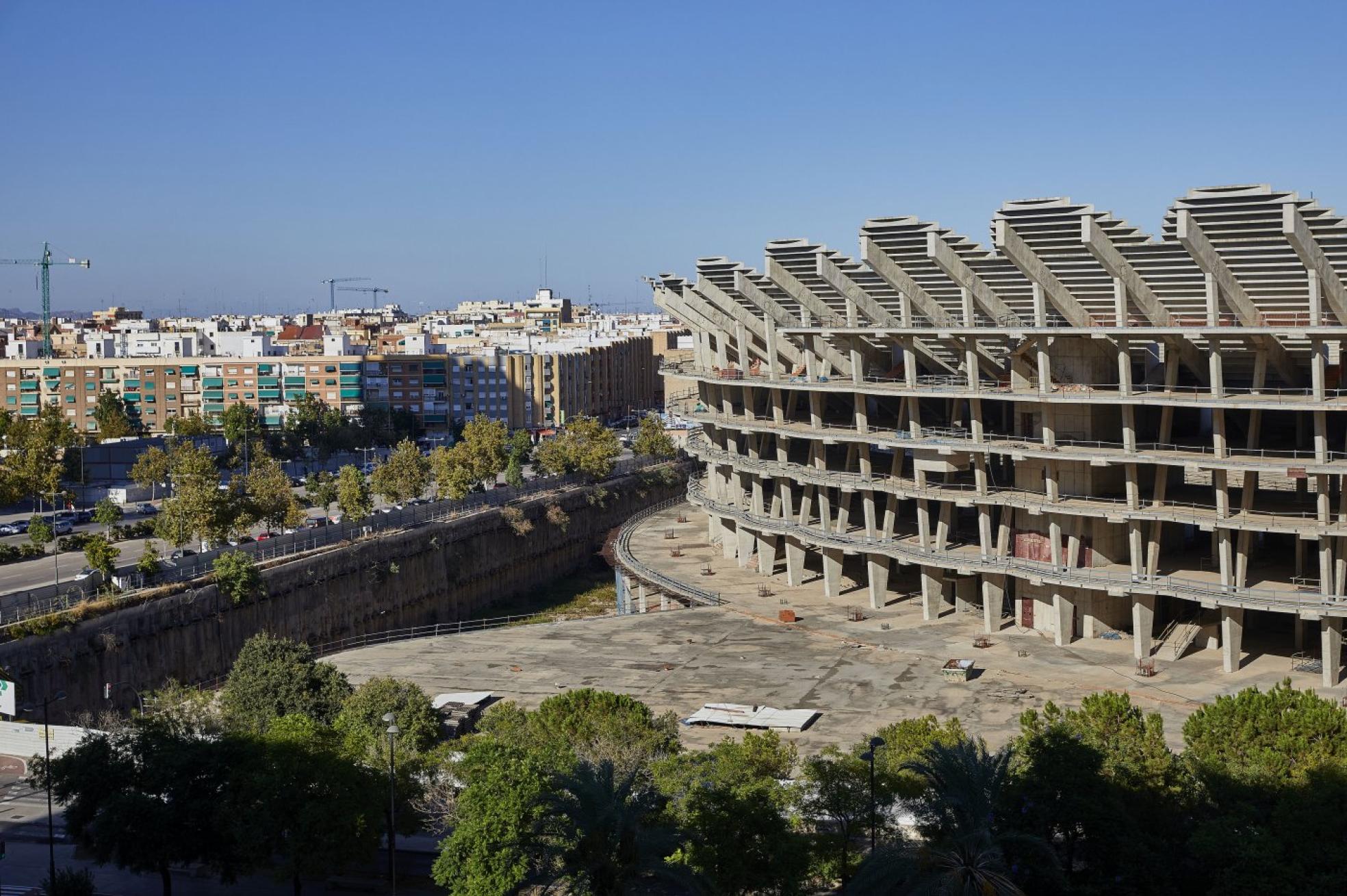 Estadio nuevo del Valencia CF, paralizado, junto al barrio de Benicalap.