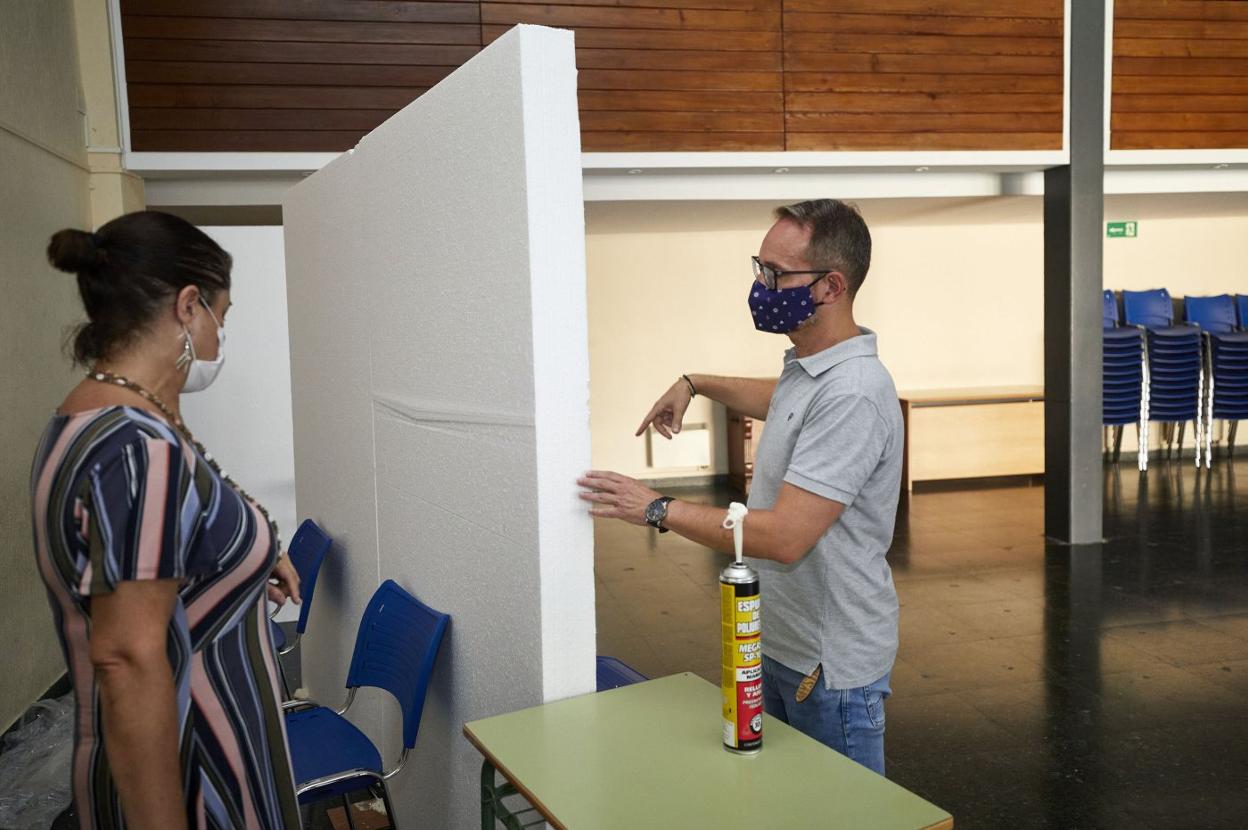Trabajos de adecuación de cara al inicio del nuevo curso en un colegio de Valencia. iván arlandis