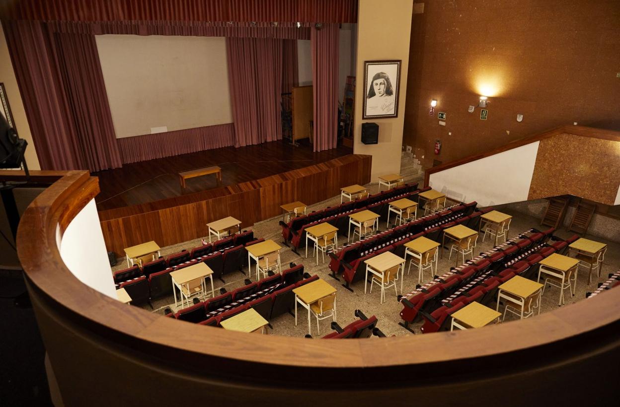 Espacio aprovechable. Teatro del colegio María Auxiliadora-Salesianas de Valencia reconvertido en aula.