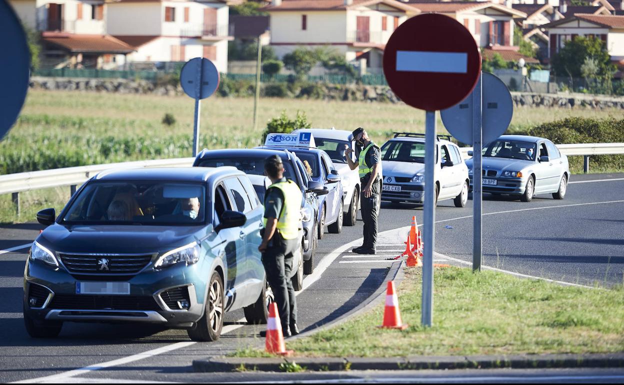 Agentes de la Guardia Civil controlan la entrada y salida de vehículos a Santoña (Cantabria).