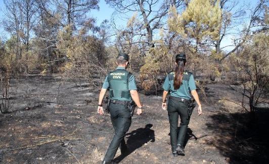 Agentes de la Guardia Civil, tras un incendio en Xàbia. 