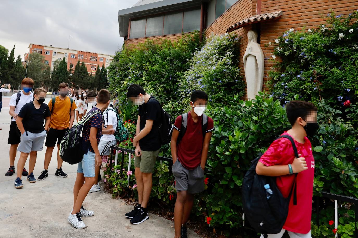 El curso más incierto arranca con cambios horarios y medidas de protección