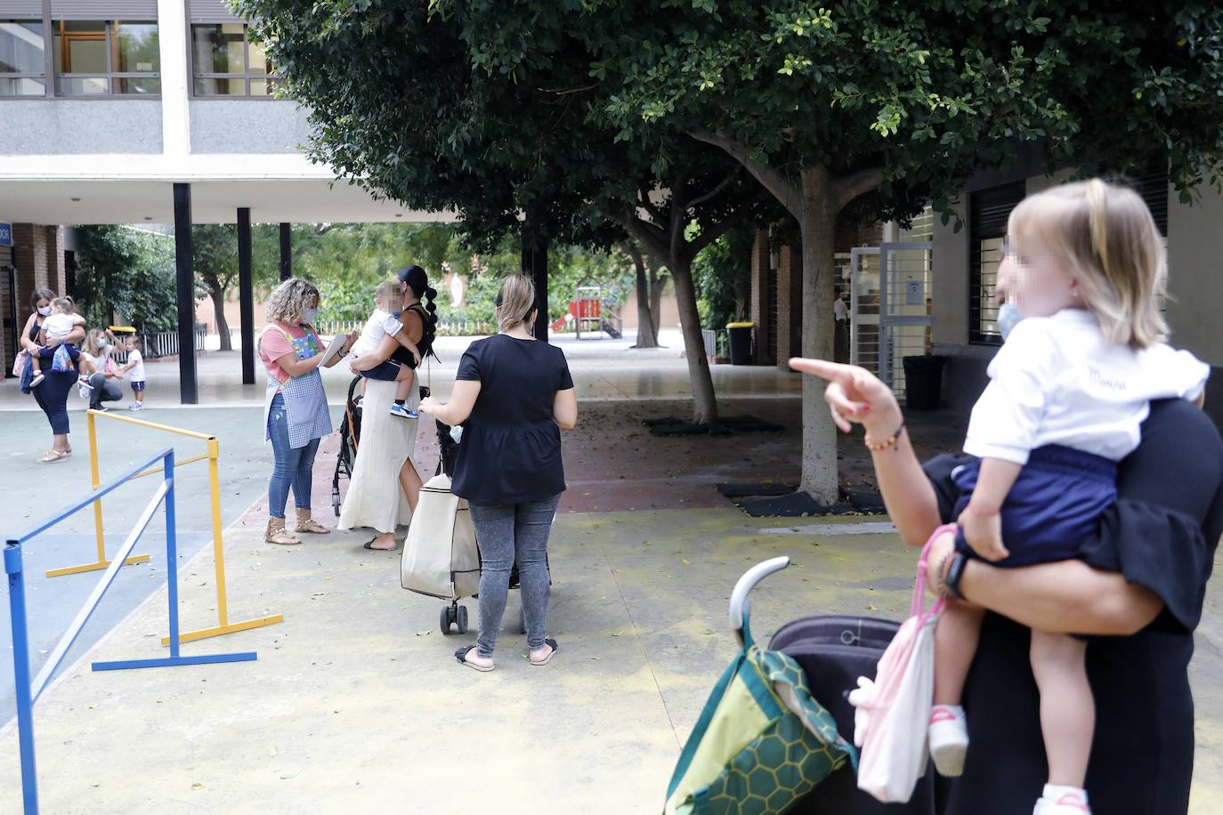 El curso más incierto arranca con cambios horarios y medidas de protección