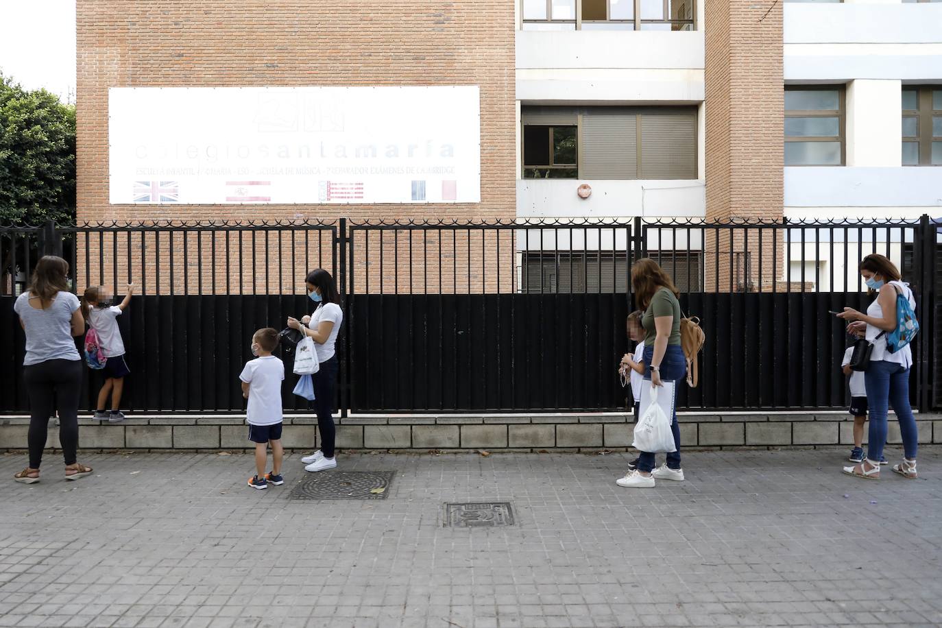 El curso más incierto arranca con cambios horarios y medidas de protección