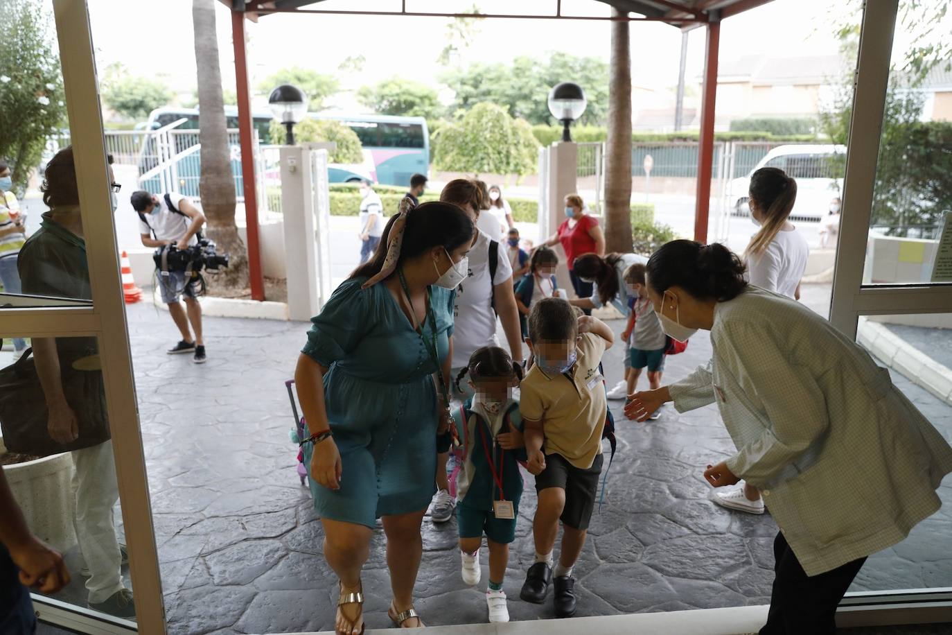 El curso más incierto arranca con cambios horarios y medidas de protección