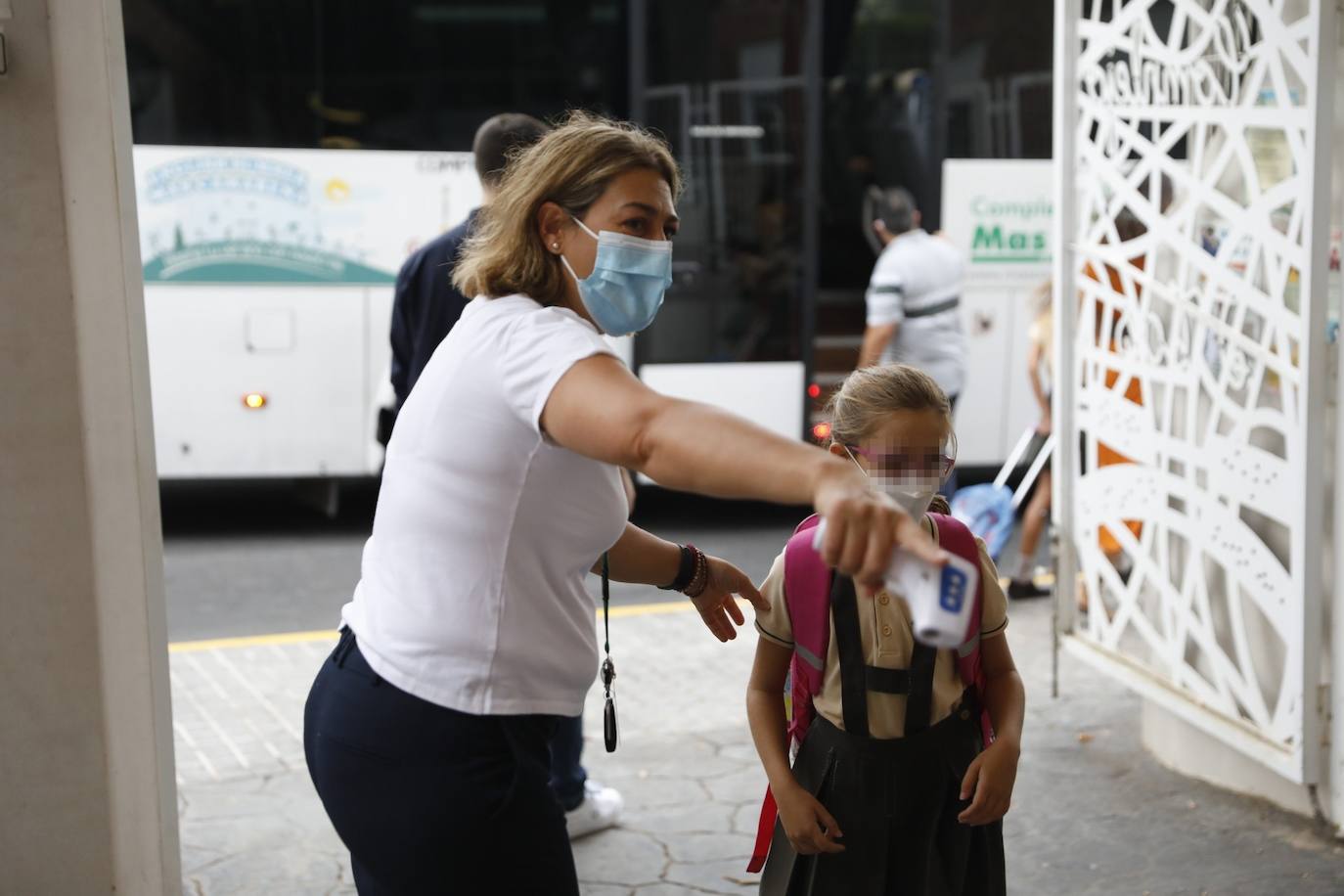 El curso más incierto arranca con cambios horarios y medidas de protección