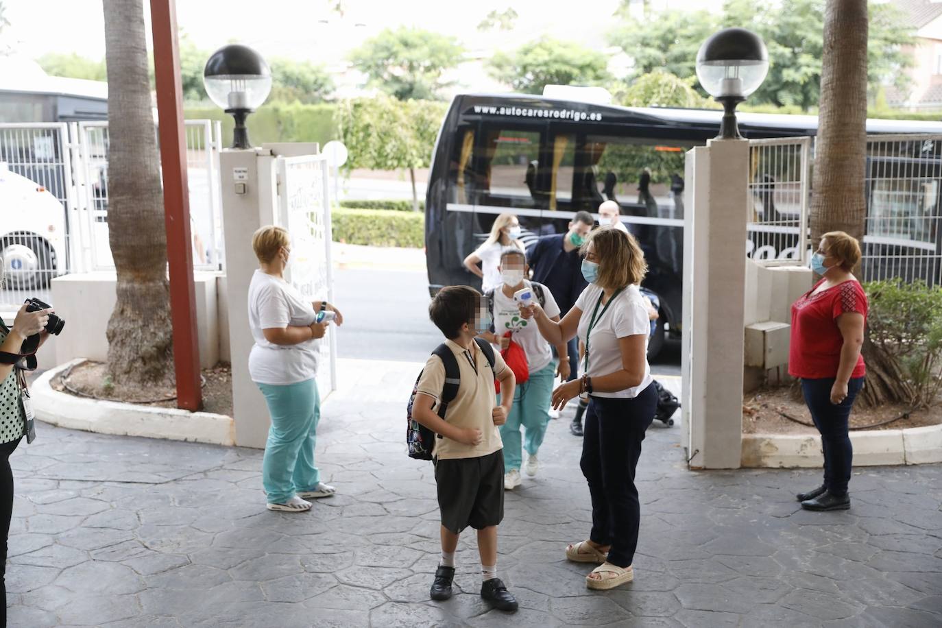 El curso más incierto arranca con cambios horarios y medidas de protección