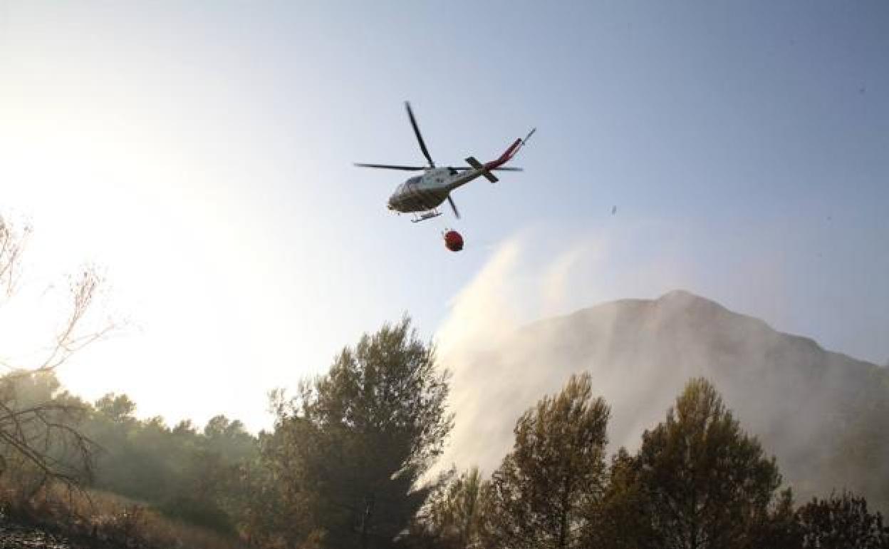 Extinción de uno de los incendio de Xàbia del mes de agosto. 