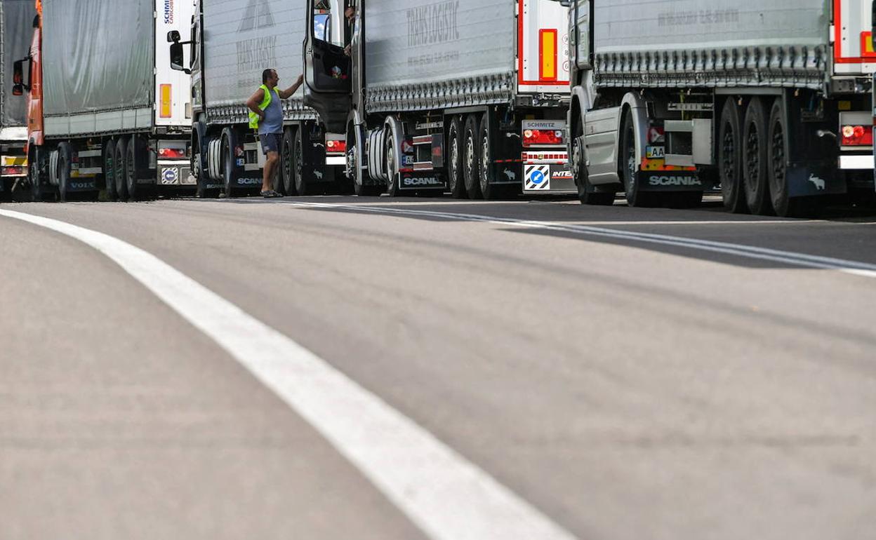 Un camionero avisa a la Guardia Civil de que conduce ebrio para ser detenido, despedido, cobrar el paro y jubilarse