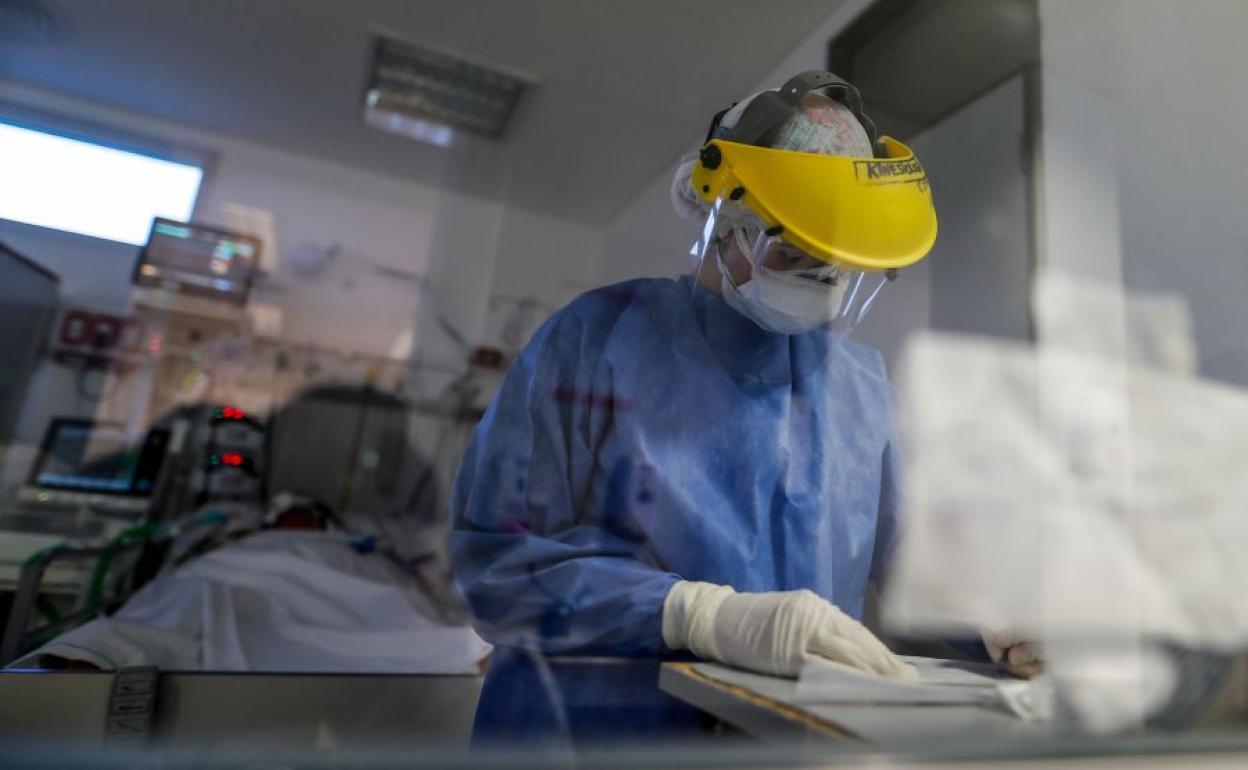 Médico atendiendo a un paciente durante la pandemia del coronavirus.