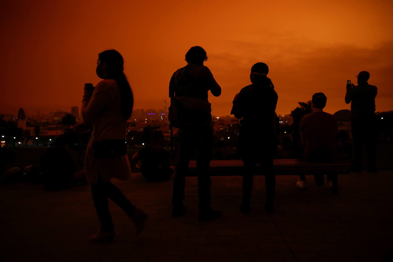 Los incendios de California provocan que el humo invada la ciudad y que el cielo se tiña de rojo y naranja dejando imágenes increíbles.