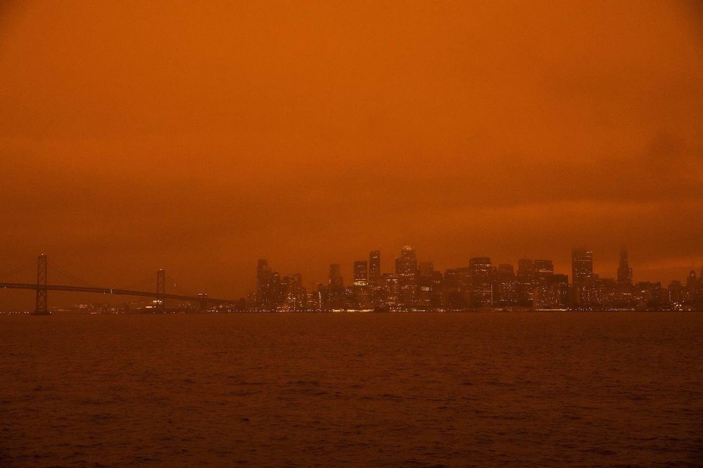 Los incendios de California provocan que el humo invada la ciudad y que el cielo se tiña de rojo y naranja dejando imágenes increíbles.