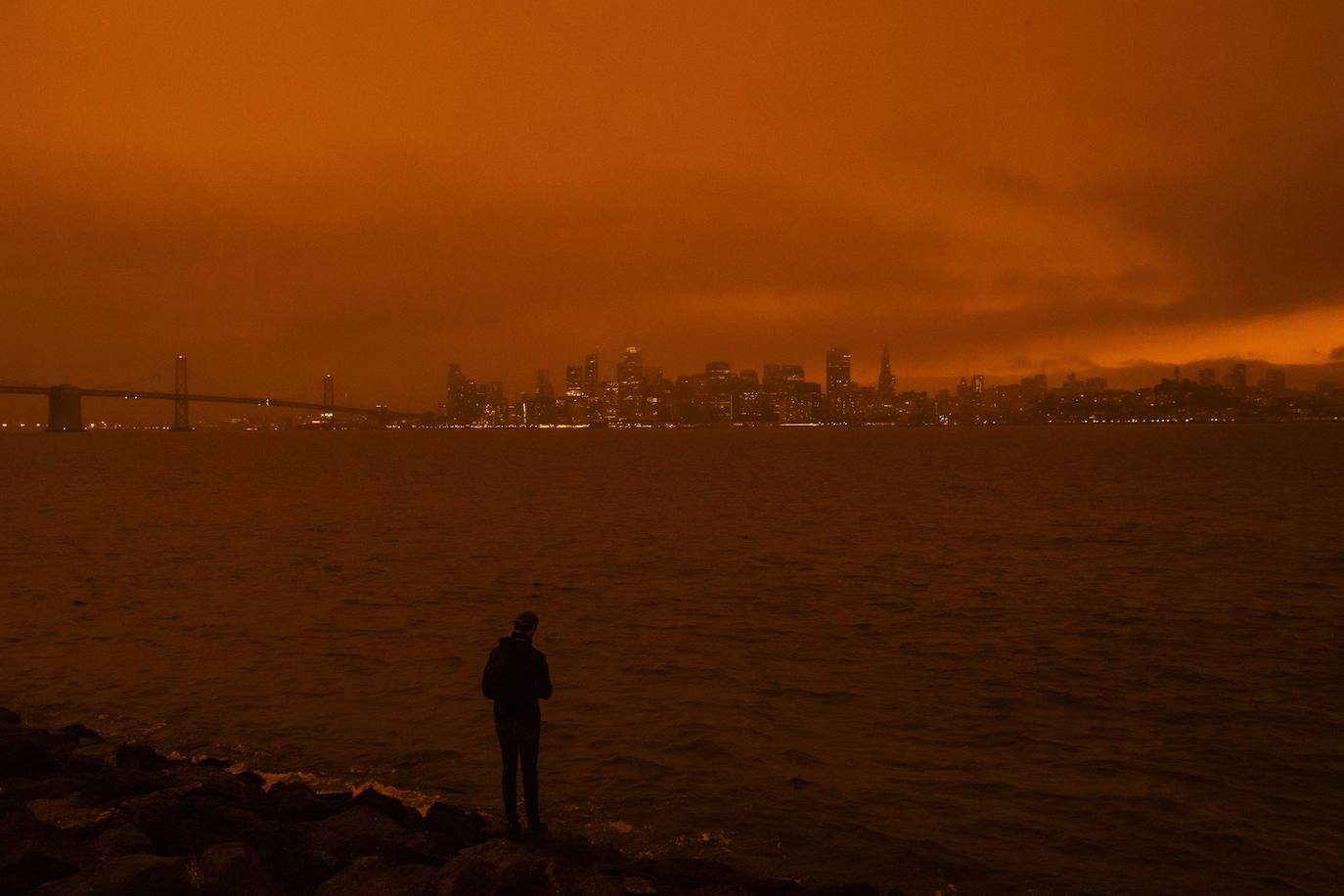 Los incendios de California provocan que el humo invada la ciudad y que el cielo se tiña de rojo y naranja dejando imágenes increíbles.