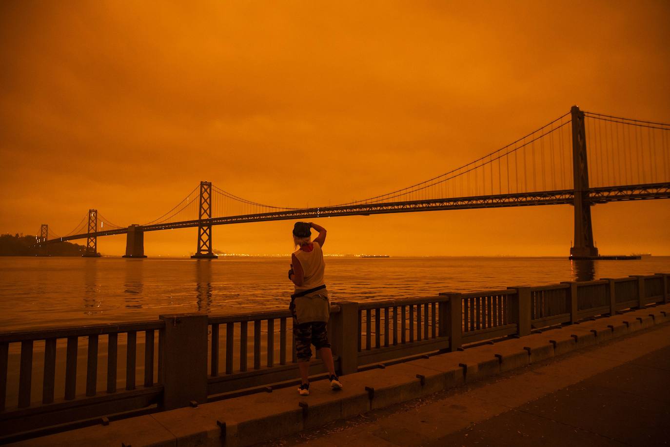 Los incendios de California provocan que el humo invada la ciudad y que el cielo se tiña de rojo y naranja dejando imágenes increíbles.