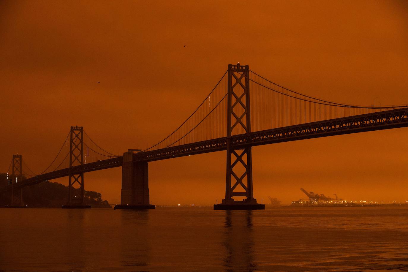 Los incendios de California provocan que el humo invada la ciudad y que el cielo se tiña de rojo y naranja dejando imágenes increíbles.