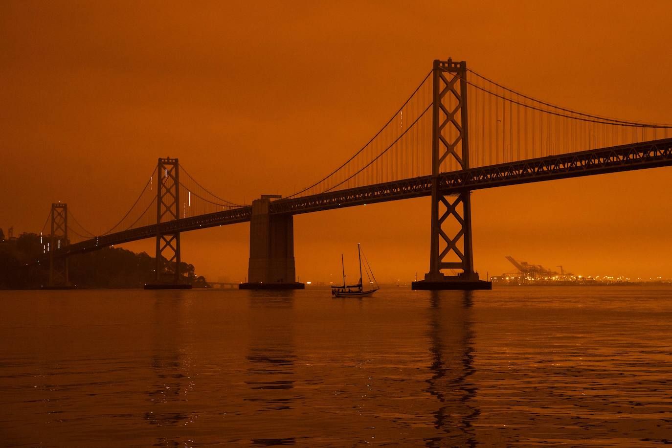 Los incendios de California provocan que el humo invada la ciudad y que el cielo se tiña de rojo y naranja dejando imágenes increíbles.