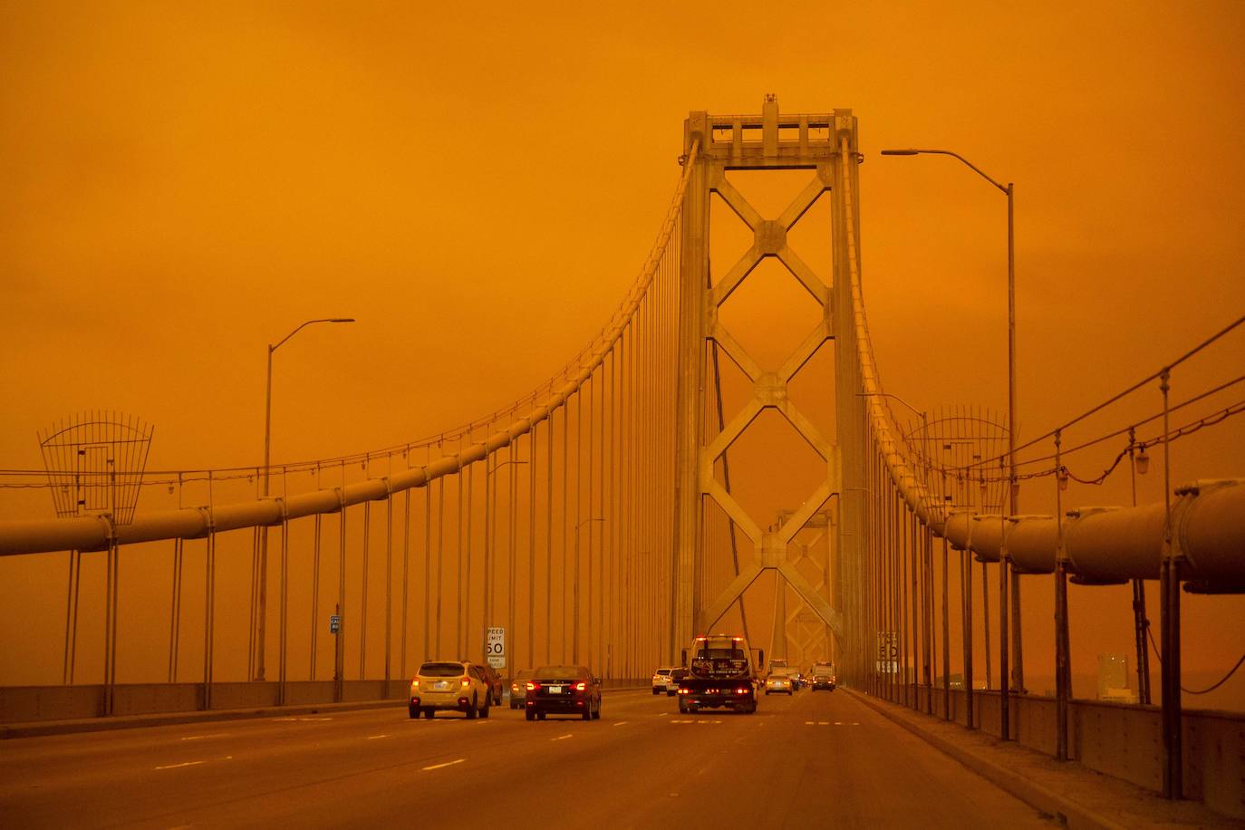 Los incendios de California provocan que el humo invada la ciudad y que el cielo se tiña de rojo y naranja dejando imágenes increíbles.