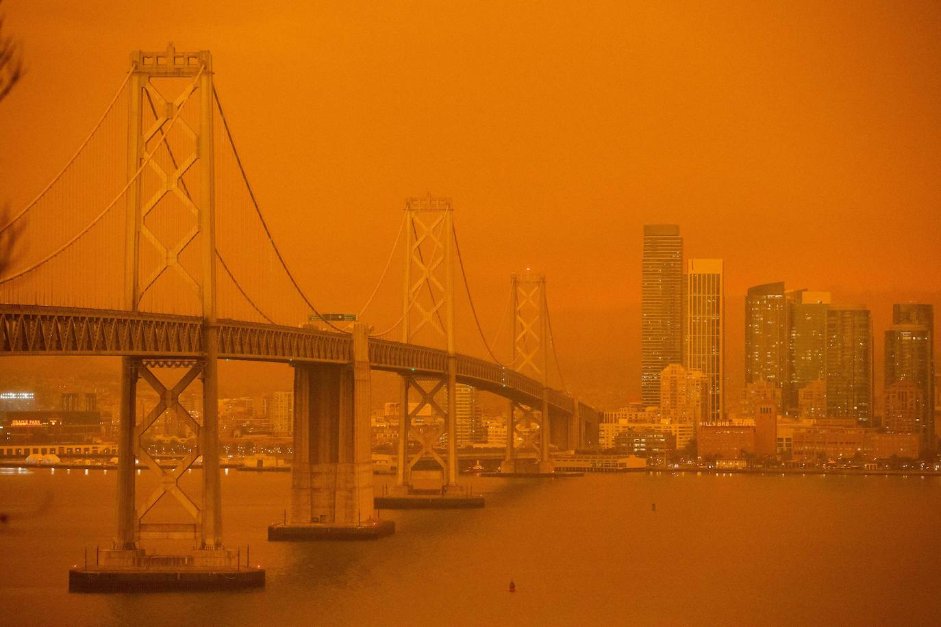 Los incendios de California provocan que el humo invada la ciudad y que el cielo se tiña de rojo y naranja dejando imágenes increíbles.