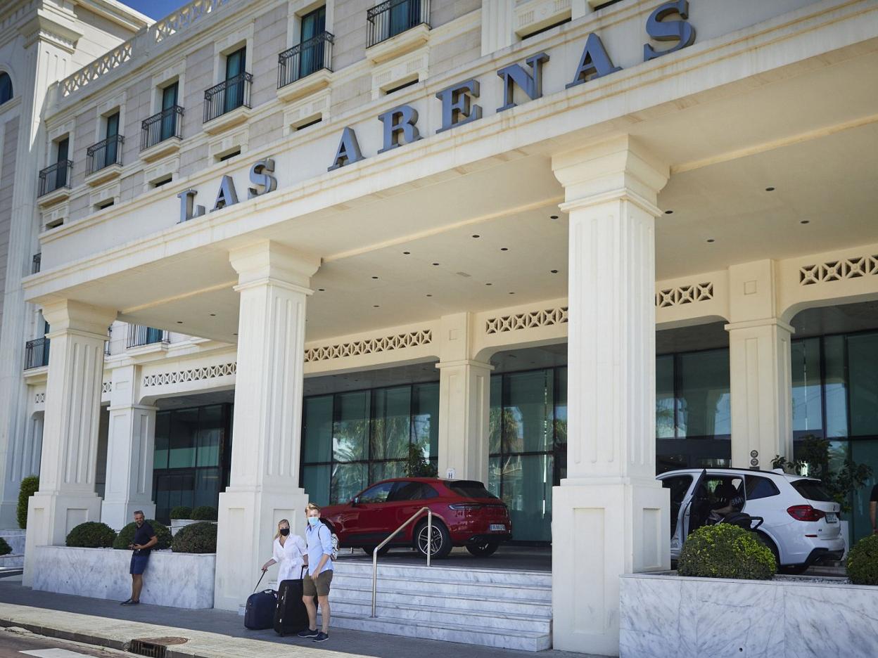 Entrada principal del hotel de las Arenas. iván arlandis