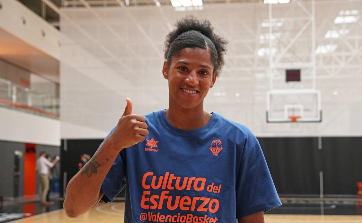 Trahan Davis, en la pista principal de l'Alqueria del Basket. 