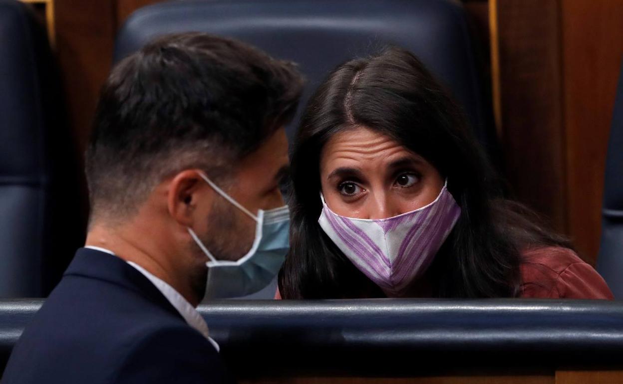 Rufián, delante de la ministra de Igualdad, Irene Montero, este miércoles en el Congreso. 