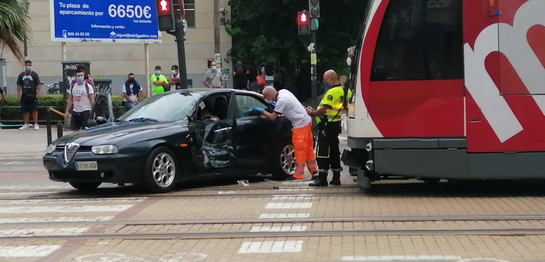 Fotos: Dos personas atrapadas en un accidente entre un tranvía y un coche en Benimaclet