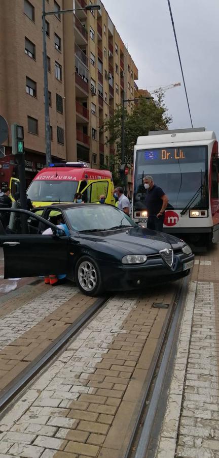 Fotos: Dos personas atrapadas en un accidente entre un tranvía y un coche en Benimaclet