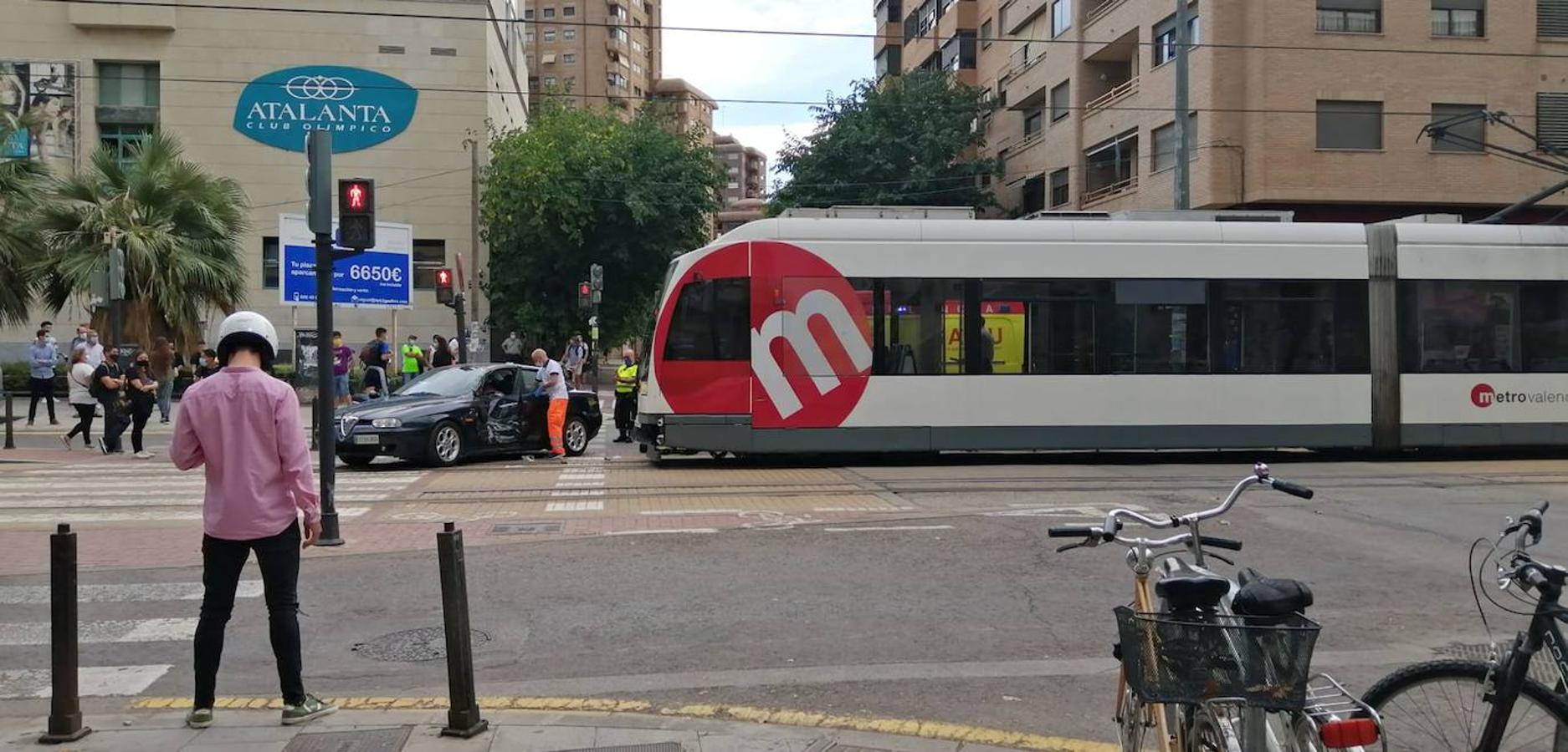 Fotos: Dos personas atrapadas en un accidente entre un tranvía y un coche en Benimaclet