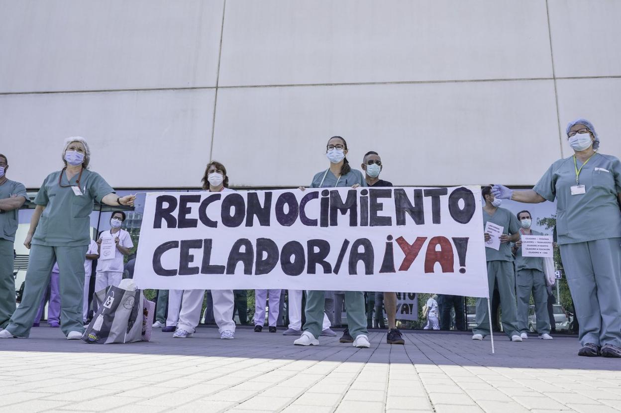 Protesta de celadores ayer en el hospital La Fe. anuki bilbo