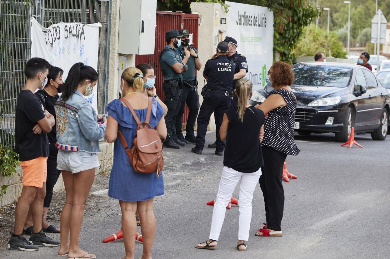 Agentes de la Policía Local y la Guardia Civil custodian la entrada de la residencia de Llíria. iván arlandis 