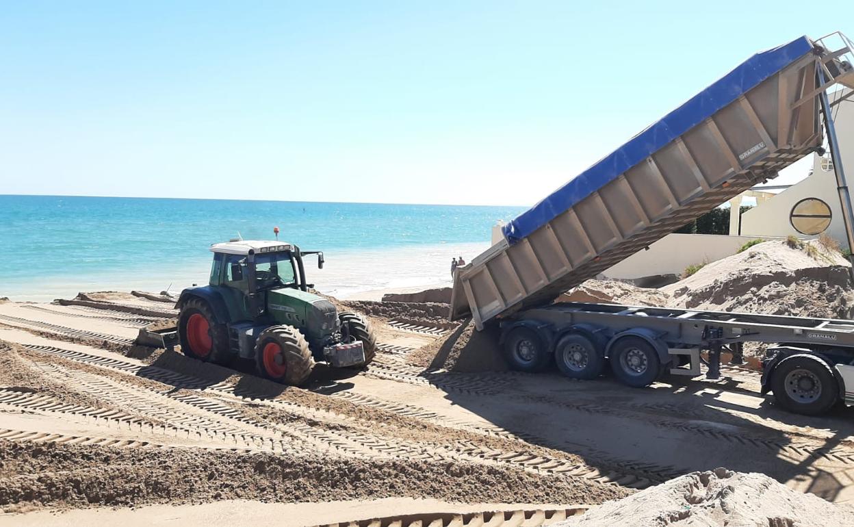 Los trabajos de regeneración de la playa de La Goleta de Tavernes. 