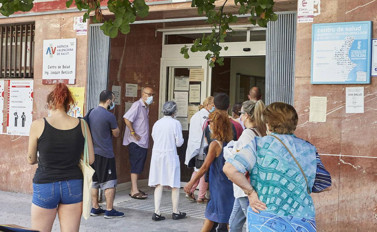 Varios pacientes esperan en la puerta para ser atendidos en el centro de salud Joaquín Benlloch de Valencia. 