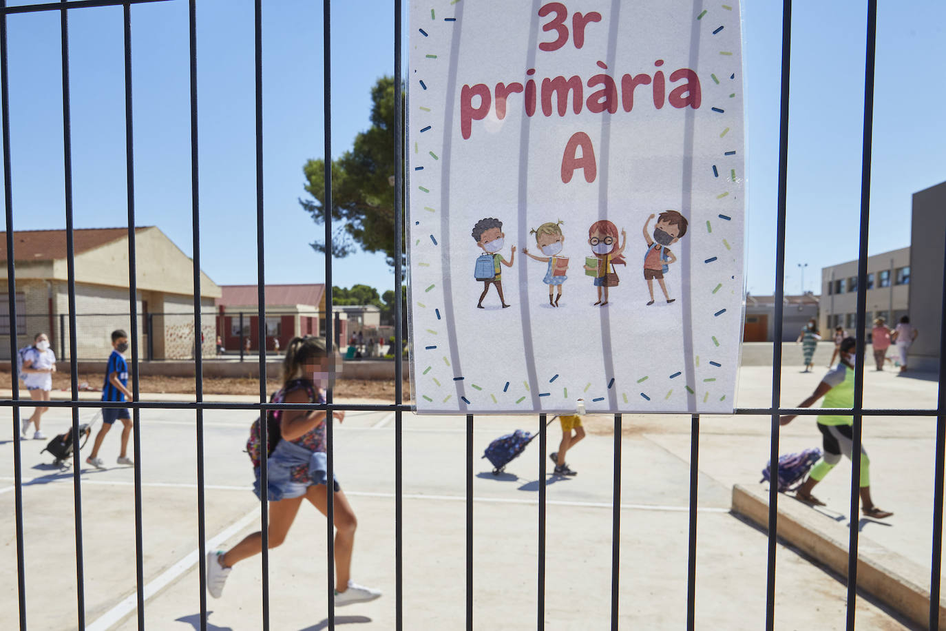 Se trata de un aula de Infantil del CEIP Els Germanells de Rafelbunyol en la que estudia un familiar de la niña que ya dio positivo este martes y que también está contagiado