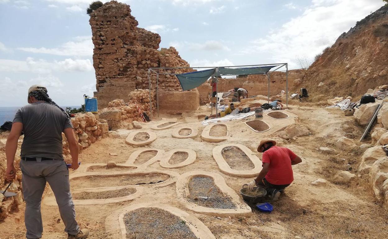 Excavaciones del equipo de arqueólogos del Marq en la Pobla Medieval de Ifach, este verano. 