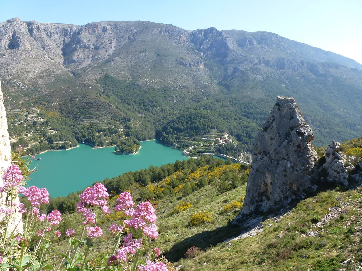 Encaramada sobre un lienzo rocoso que sirve de abrigo y defensa se alza esta localidad, considerada una de las más bonitas y visitadas de España, reflejando sus peculiaridades paisajísticas, históricas, culturales y urbanísticas. Así lo demuestran la Asociación de los Pueblos Más Bonitos de España y la Federación Internacional de los Pueblos más Bonitos del Mundo, a las cuales pertenece.