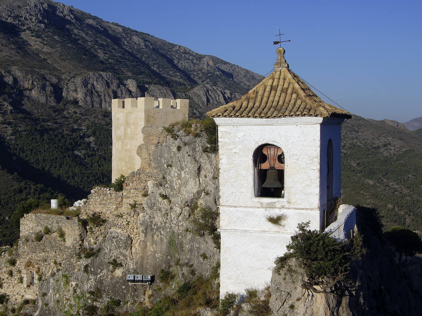 Encaramada sobre un lienzo rocoso que sirve de abrigo y defensa se alza esta localidad, considerada una de las más bonitas y visitadas de España, reflejando sus peculiaridades paisajísticas, históricas, culturales y urbanísticas. Así lo demuestran la Asociación de los Pueblos Más Bonitos de España y la Federación Internacional de los Pueblos más Bonitos del Mundo, a las cuales pertenece.