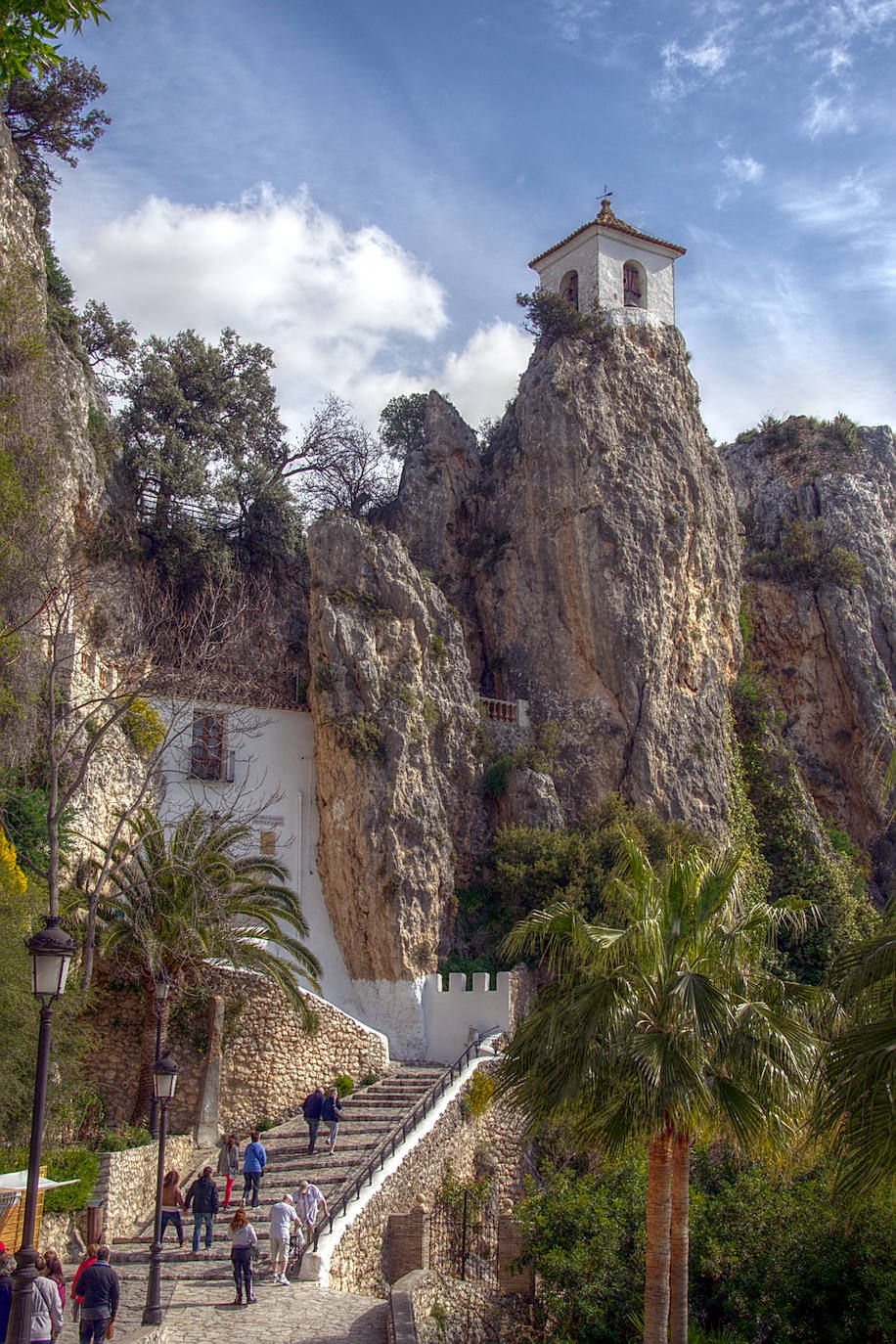 Encaramada sobre un lienzo rocoso que sirve de abrigo y defensa se alza esta localidad, considerada una de las más bonitas y visitadas de España, reflejando sus peculiaridades paisajísticas, históricas, culturales y urbanísticas. Así lo demuestran la Asociación de los Pueblos Más Bonitos de España y la Federación Internacional de los Pueblos más Bonitos del Mundo, a las cuales pertenece.