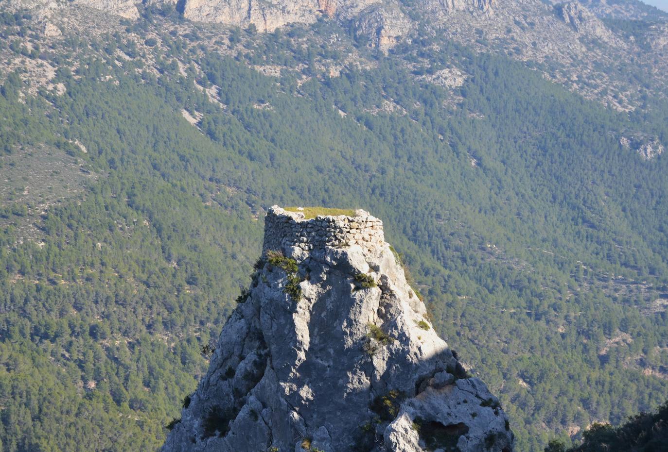 Encaramada sobre un lienzo rocoso que sirve de abrigo y defensa se alza esta localidad, considerada una de las más bonitas y visitadas de España, reflejando sus peculiaridades paisajísticas, históricas, culturales y urbanísticas. Así lo demuestran la Asociación de los Pueblos Más Bonitos de España y la Federación Internacional de los Pueblos más Bonitos del Mundo, a las cuales pertenece.