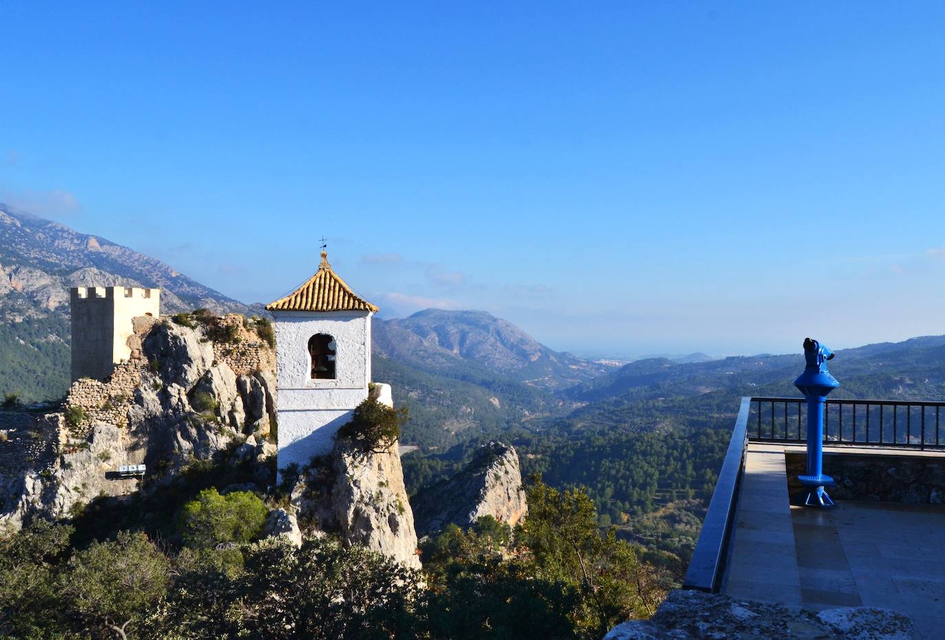 Encaramada sobre un lienzo rocoso que sirve de abrigo y defensa se alza esta localidad, considerada una de las más bonitas y visitadas de España, reflejando sus peculiaridades paisajísticas, históricas, culturales y urbanísticas. Así lo demuestran la Asociación de los Pueblos Más Bonitos de España y la Federación Internacional de los Pueblos más Bonitos del Mundo, a las cuales pertenece.