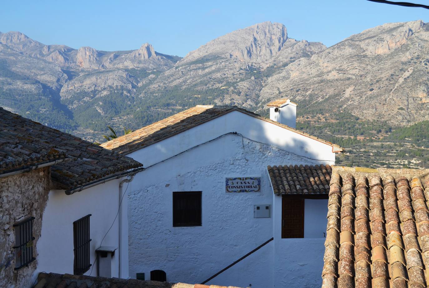 Encaramada sobre un lienzo rocoso que sirve de abrigo y defensa se alza esta localidad, considerada una de las más bonitas y visitadas de España, reflejando sus peculiaridades paisajísticas, históricas, culturales y urbanísticas. Así lo demuestran la Asociación de los Pueblos Más Bonitos de España y la Federación Internacional de los Pueblos más Bonitos del Mundo, a las cuales pertenece.