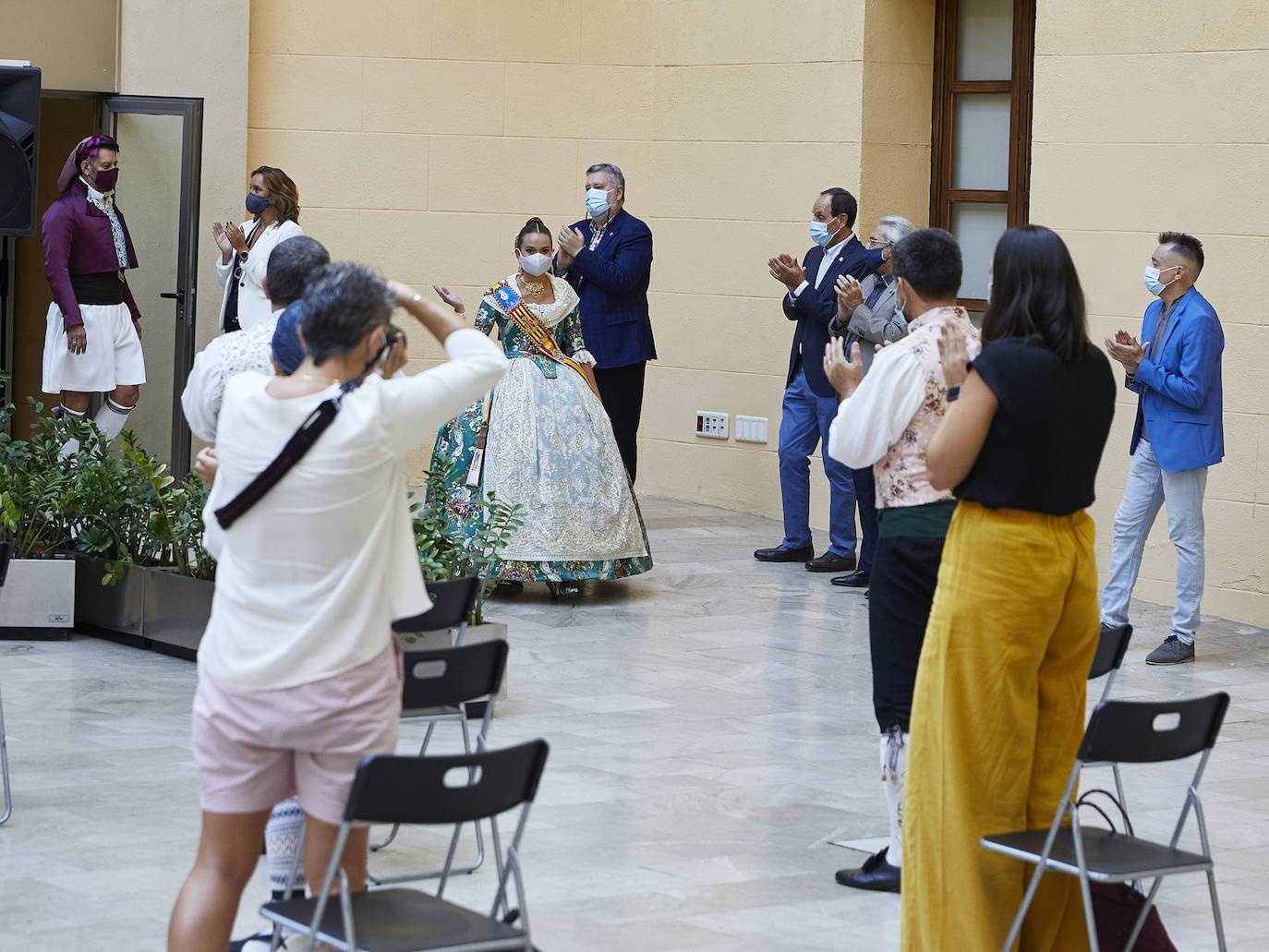 El Palacio de la Exposición de Valencia acoge este sábado la entrega de los premios de las Fallas 2020. Las mascarillas y las medidas de seguridad e higiene le han dado un toque atípico a la cita, que debería haber tenido lugar los pasados 16 y 17 de marzo y que no se pudo celebrar debido a la cancelación de las Fallas por la pandemia del coronavirus.