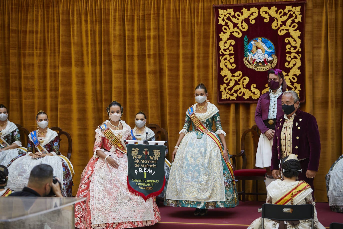 El Palacio de la Exposición de Valencia acoge este sábado la entrega de los premios de las Fallas 2020. Las mascarillas y las medidas de seguridad e higiene le han dado un toque atípico a la cita, que debería haber tenido lugar los pasados 16 y 17 de marzo y que no se pudo celebrar debido a la cancelación de las Fallas por la pandemia del coronavirus.